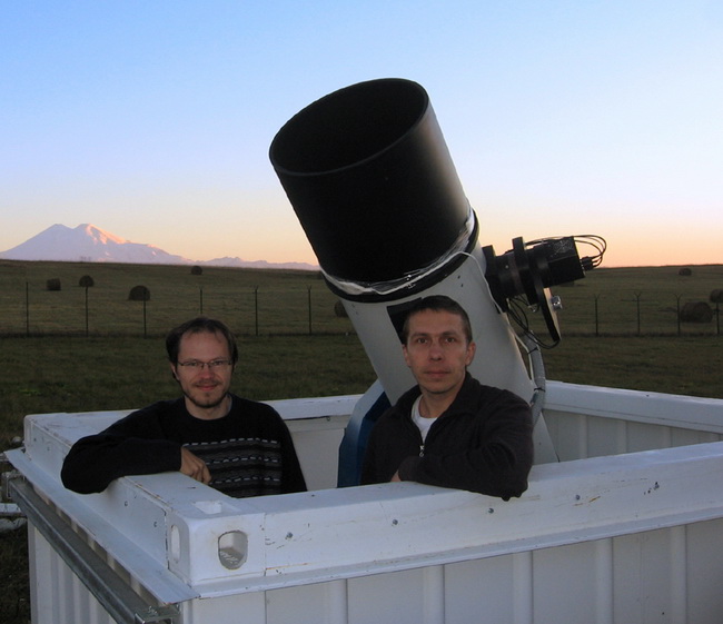 Artem Novichonok y Vitali Nevski, en el pabell�n telescopio Santel-400A en el fondo del monte Elbrus