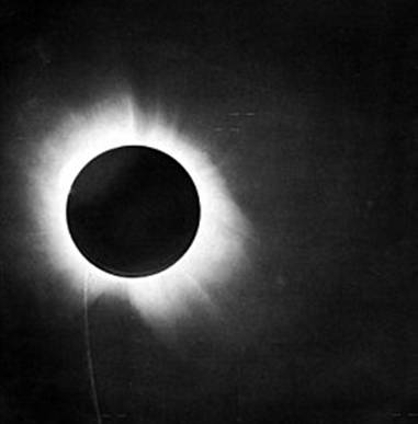 https://upload.wikimedia.org/wikipedia/commons/thumb/3/37/1919_eclipse_positive.jpg/260px-1919_eclipse_positive.jpg